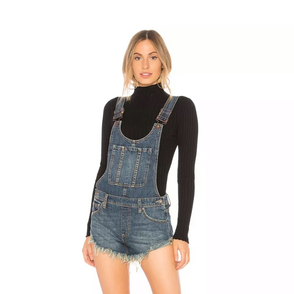 Free people denim overall shorts 🤩
